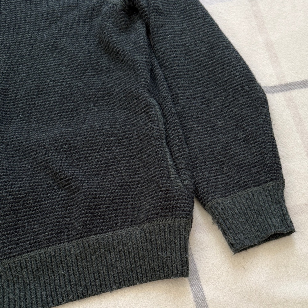 L.L. Bean Men's Dark Navy and Hunter Green Merino Wool Sweater - Picture 4 of 13